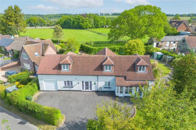 4 bed property, in Stibb Green, £800,000