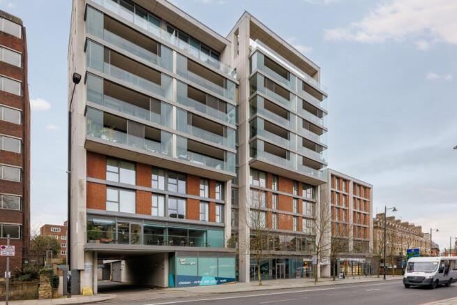 2 bed property, in Upper Richmond Road, £650,000