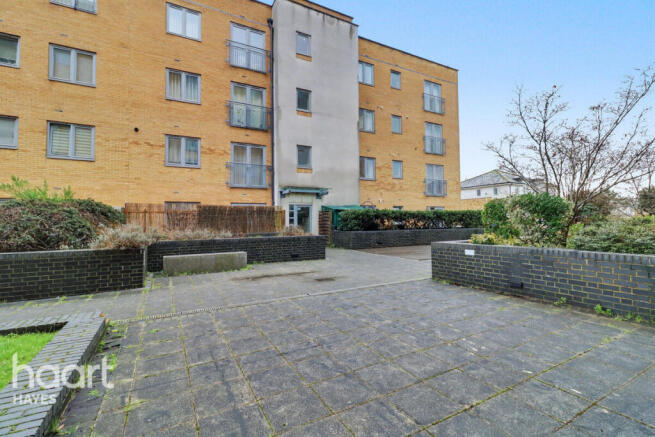 2 bed property, in Waxlow Way, £290,000