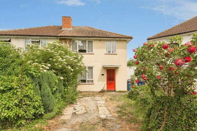 3 bed property, in St. Thomas's Square, £375,000