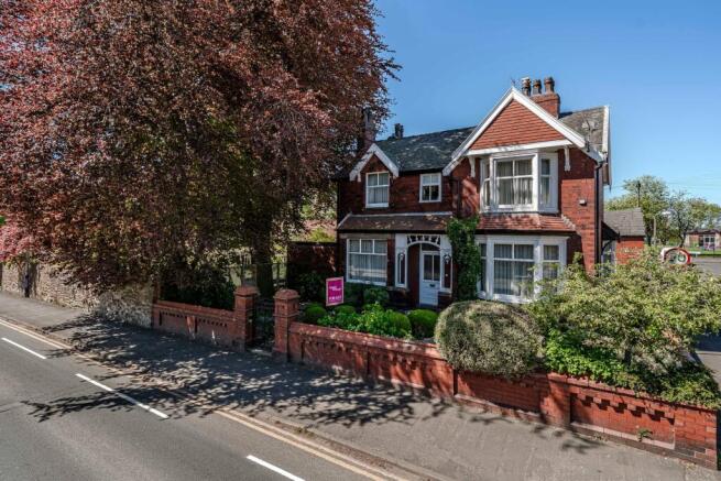 4 bed property, in Park Road, £725,000