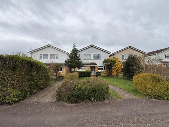 2 bed property, in Kirkwood Close, £140,000