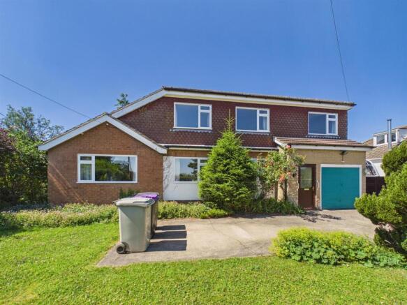 5 bed property, in Top Road, £475,000