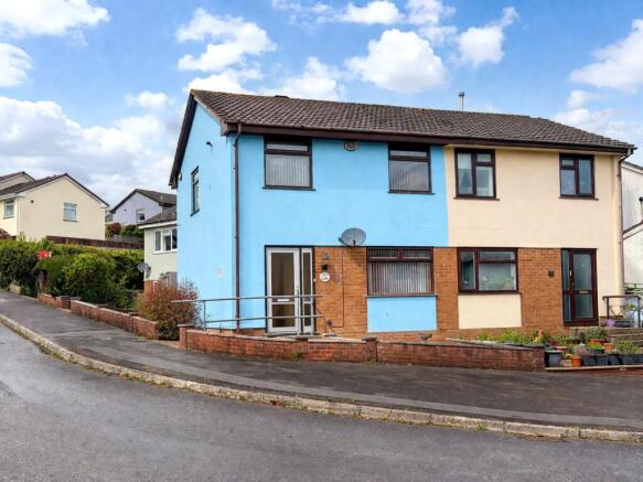 3 bed property, in Castle Hill Gardens, £180,000