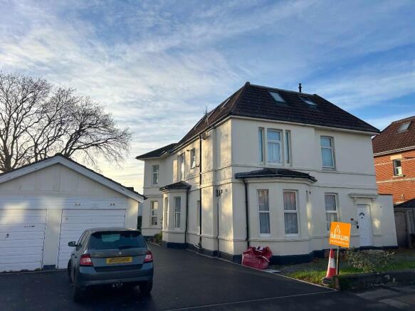 2 bed property, in Hamilton Road, £142,950