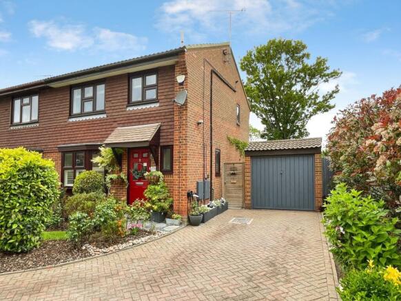 3 bed property, in Barrington Crescent, £375,000