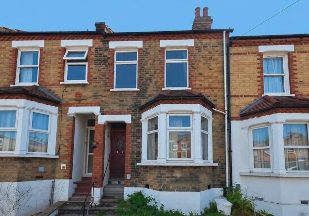 3 bed property, in 27 Sandcliff Road, £210,000