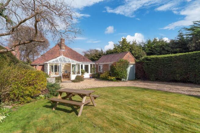 4 bed property, in Westering, £700,000