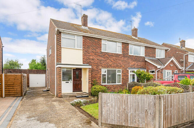3 bed property, in Laurel Road, £350,000
