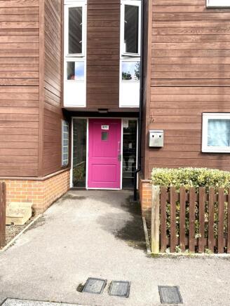 1 bed property, in Northolt, £189,000