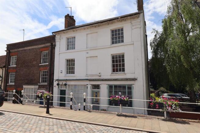 4 bed property, in High Street, £395,000