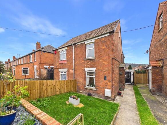 4 bed property, in Highfield Road, £305,000