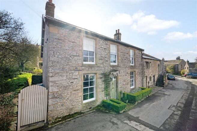 5 bed property, in Main Street, £795,000