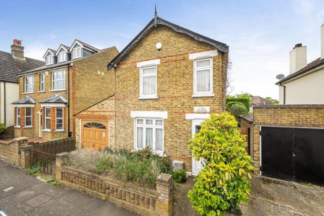 4 bed property, in Derry Downs, £550,000