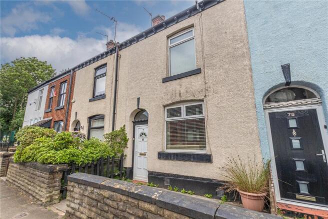 2 bed property, in Queens Park Road, £160,000