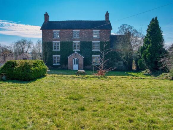 5 bed property, in Totmonslow Farm, £550,000