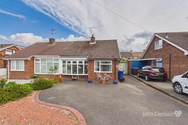 2 bed property, in Westmead Road, £280,000