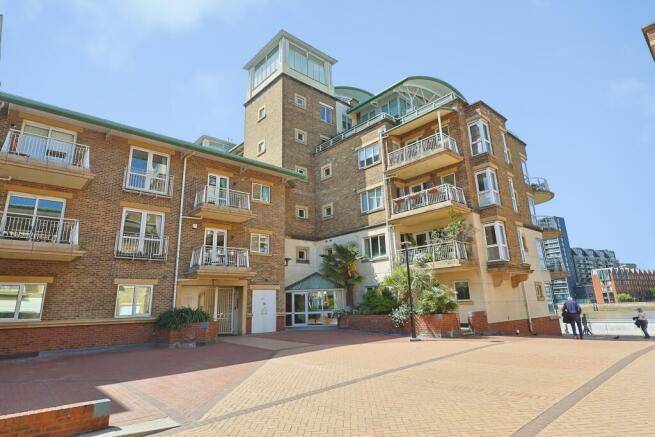 2 bed property, in Chatfield Road, £800,000