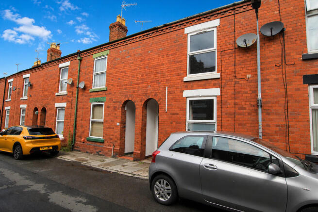 2 bed property, in Catherine Street, £200,000
