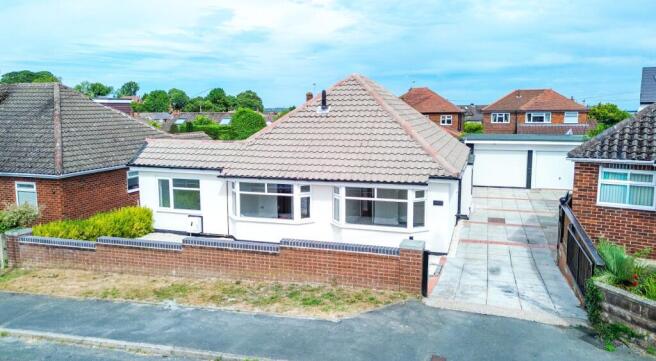3 bed property, in Uplands Avenue, £360,000
