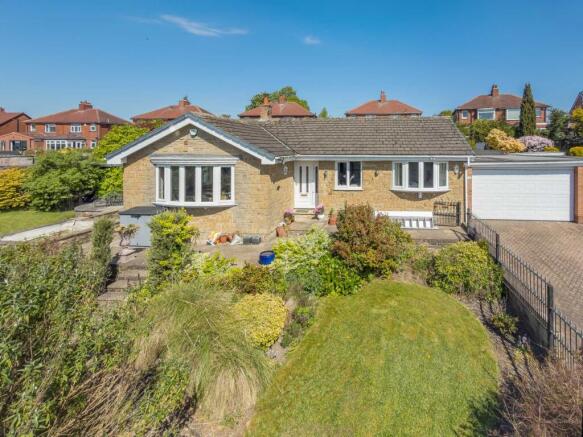 3 bed property, in Robin Hill, £499,950