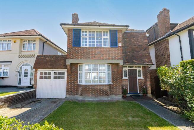 3 bed property, in The Ridgeway, £925,000