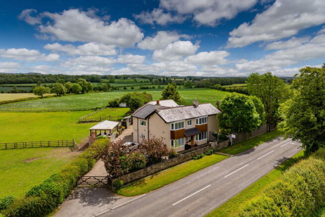 5 bed property, in New House Farm, £900,000