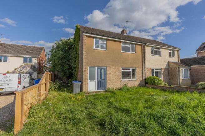 3 bed property, in White Lion Park, £200,000