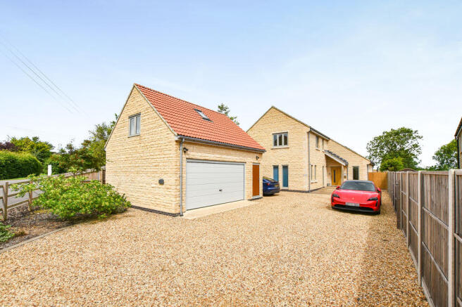 4 bed property, in Hill View, £800,000