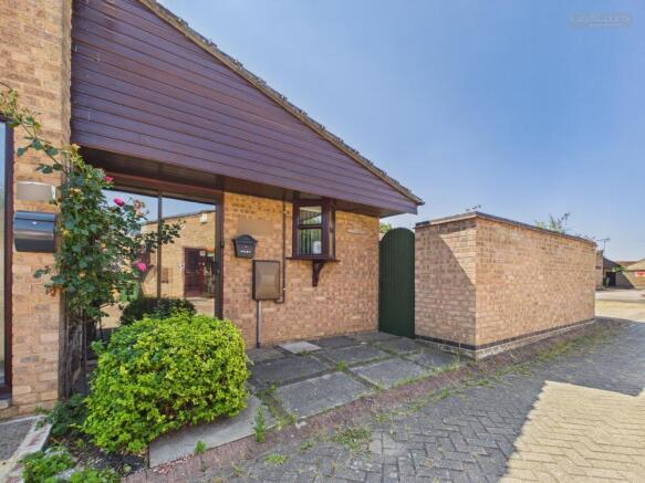 2 bed property, in Finchfield, £190,000
