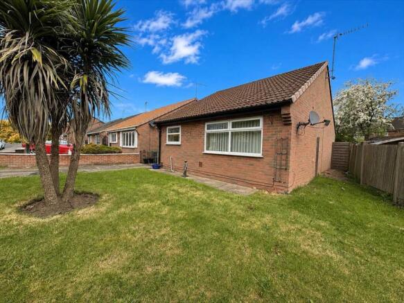 2 bed property, in Kenilworth Avenue, £190,000