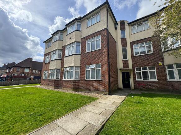 2 bed property, in Harrow View, £300,000