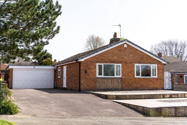 3 bed property, in Hollies Way, £400,000