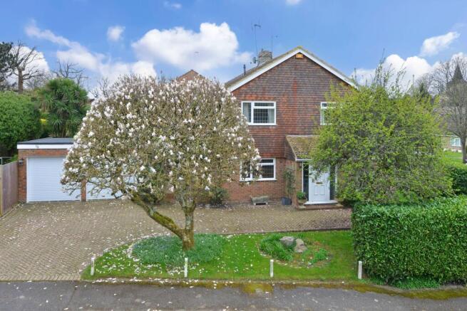 4 bed property, in The Glebe, £675,000