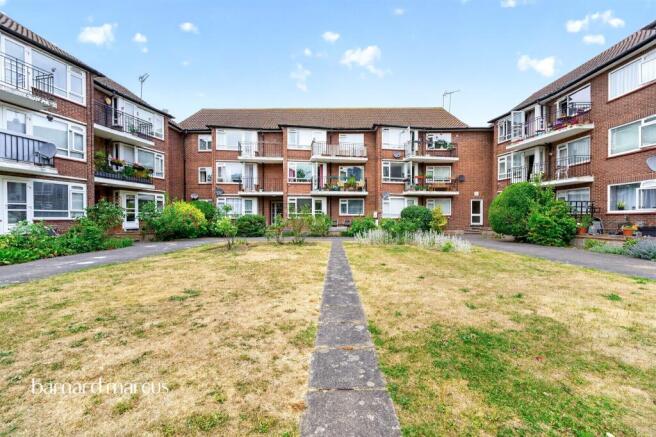 2 bed property, in Castle Way, £270,000
