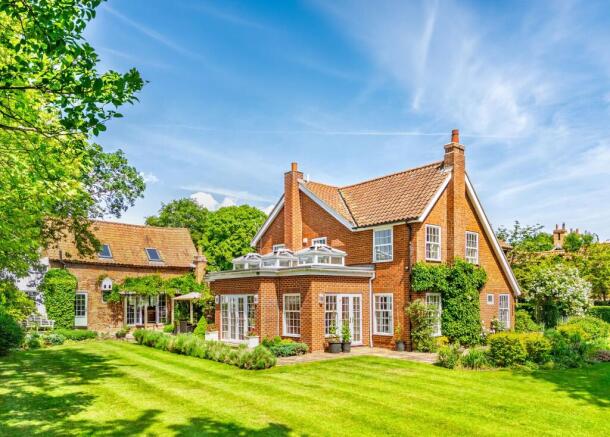 5 bed property, in Tucked away in the friendly village of Sutton-cum-Lound..., £1,000,000