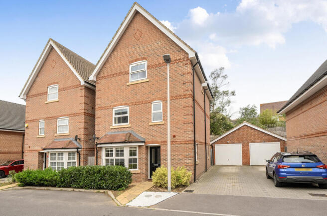 4 bed property, in Firethorn, £600,000