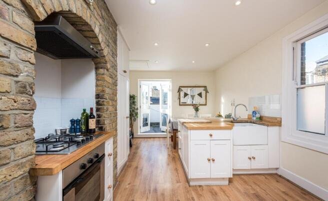 3 bed property, in Silverthorne Road SW8, £725,000
