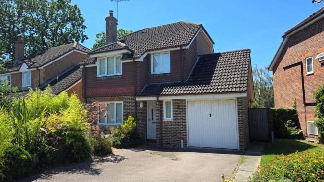 4 bed property, in Smallfield, £475,000