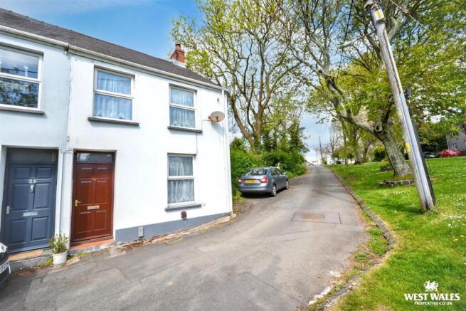 2 bed property, in Honeyborough Green, £150,000