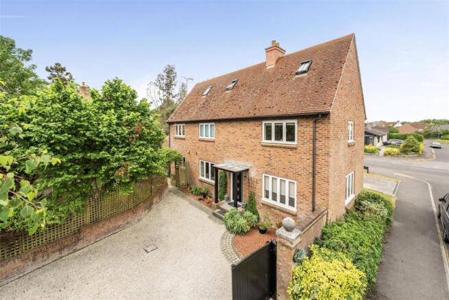 5 bed property, in Sherrings Green Close, £625,000