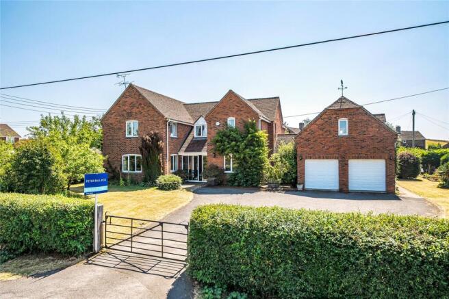 5 bed property, in Bishops Walk, £800,000