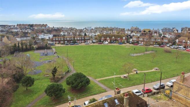 3 bed property, in Cornwallis Circle, £400,000