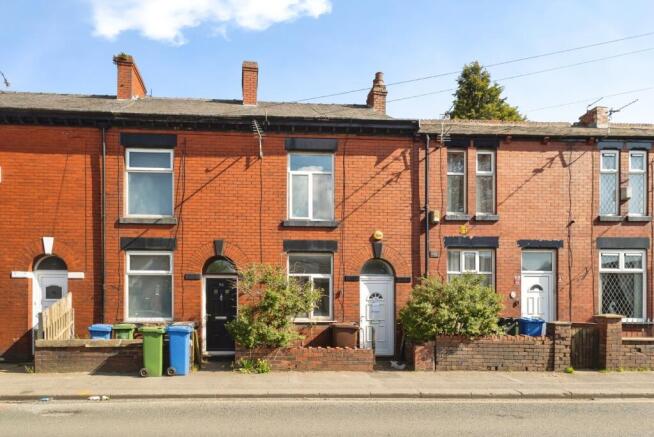 2 bed property, in Moorside Street, £150,000