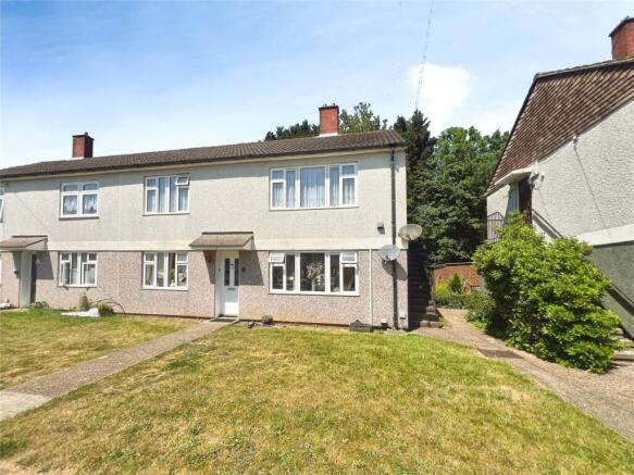 2 bed property, in Holly Close, £185,000