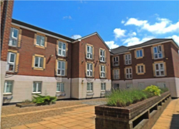 2 bed property, in Brighton Road, £250,000