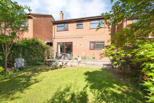4 bed property, in Orchard Close, £475,000