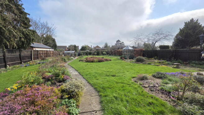 4 bed property, in High Street, £500,000