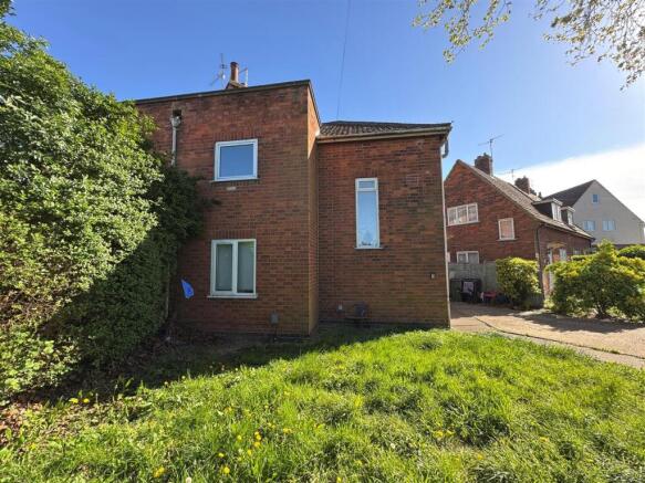 5 bed property, in Pen Green Lane, £230,000