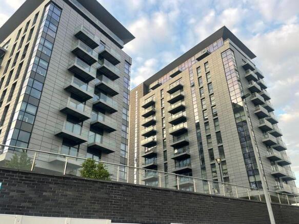 3 bed property, in Apartments Pomona Strand, £215,000